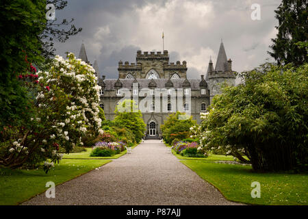 Türmchen Inveraray Castle im Neugotischen Stil aus den Gärten mit dunklen Wolken, die in den schottischen Highlands Schottland Großbritannien Stockfoto