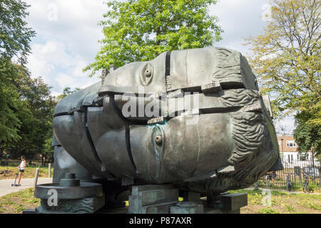 Eduardo Paolozzi den Kopf der Erfindung Bronze Skulptur außerhalb des Design Museum auf Kensington High StreetLondon, Großbritannien Stockfoto