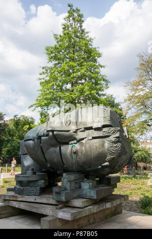 Eduardo Paolozzi den Kopf der Erfindung Bronze Skulptur außerhalb des Design Museum auf Kensington High StreetLondon, Großbritannien Stockfoto