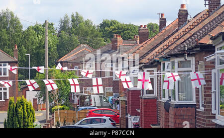 St George Cross ed auf weißen Fahnen, in einer Wohnstraße, Grappenhall, Warrington, Cheshire, North West England fliegen, Großbritannien Stockfoto