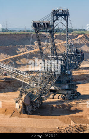 Braunkohle im Tagebau Landschaft mit Graben Bagger in Deutschland Stockfoto