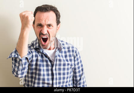 Älterer Mann genervt und frustriert schrie mit Zorn, verrückt und schreien mit erhobener Hand, Wut Konzept Stockfoto