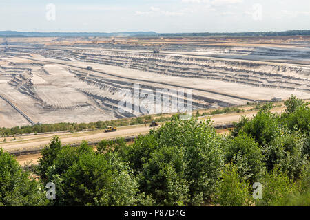 Blick auf den Tagebau Hambach mit Braunkohle zu graben. Stockfoto
