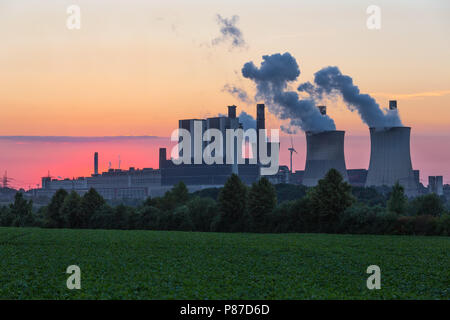 Sonnenuntergang am Kohlekraftwerk in Deutschland Stockfoto