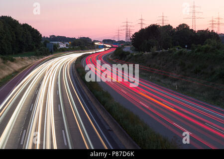 Lange Belichtung Sonnenuntergang über deutsche Autobahn in der Nähe von Köln, Deutschland Stockfoto