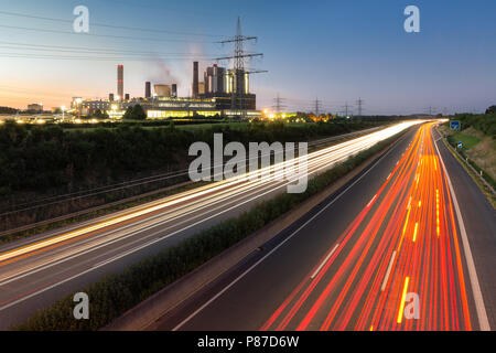 Lange Belichtung Sonnenuntergang über deutsche Autobahn entlang Kraftwerk, Deutschland Stockfoto