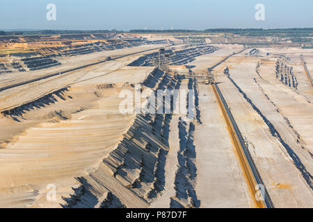 Braunkohle im Tagebau Landschaft mit Graben Bagger in Deutschland Stockfoto