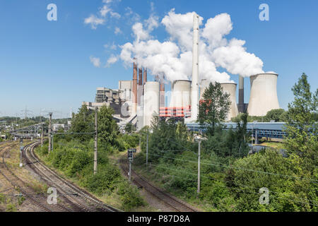 Deutsche Kohlekraftwerke mit Eisenbahnschienen in der Nähe von Garzweiler mine Stockfoto