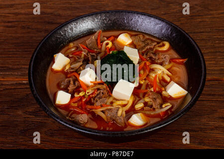 Japanisch Suppe Ramen mit Tofu und Rindfleisch Stockfoto