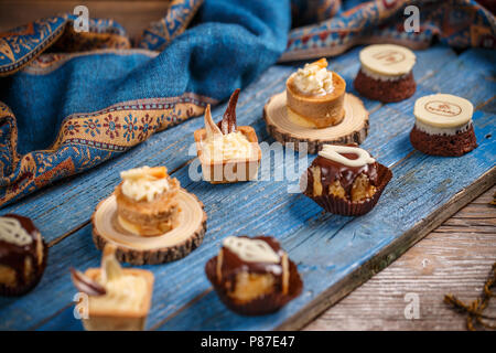 Lecker sortiert Mini Dessert auf Blau Holzbrett Stockfoto