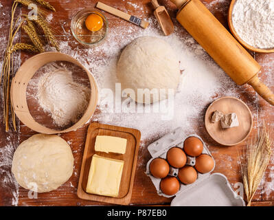 Ansicht von oben Teig Rezept Zutaten auf hölzernen Hintergrund Stockfoto