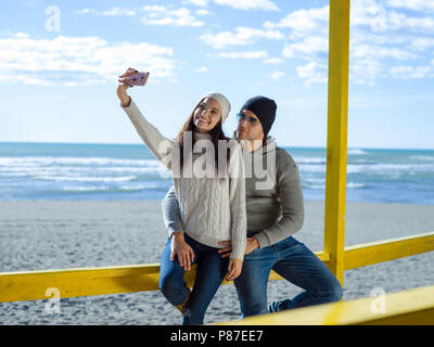Sehr glückliches Paar in der Liebe unter Selfie Am Strand in autmun Tag Stockfoto