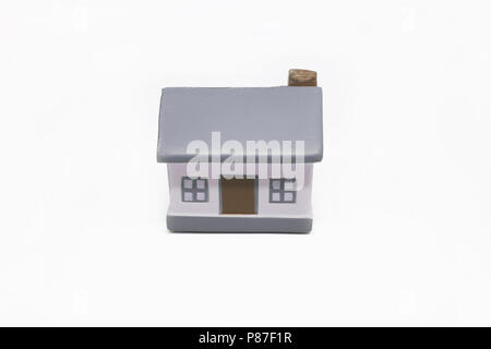 Miniaturhaus mit silbernen Tasten Konzept eines neuen Home Immobilien und Grundstücke Konzept Stockfoto