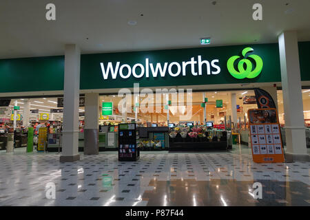 Woolworths - eine der größten australischen Supermärkten in Dandenong Plaza in Melbourne, Victoria, Australien Stockfoto