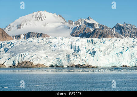 Smeerenburgfjord mit Gletscher Smeerenburgbreen,Spitzbergen, Svalbard, Norwegen. Stockfoto