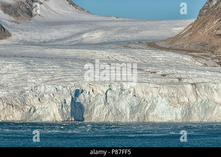 Smeerenburgfjord mit Gletscher Smeerenburgbreen, Svalbard, Norwegen. Stockfoto