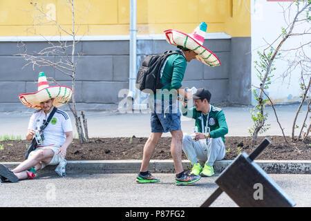 SAMARA, Russland - 21. JUNI 2018: die mexikanische Fußball-Fans auf den Straßen von Samara während der Fußball-Weltmeisterschaft 2018 Stockfoto