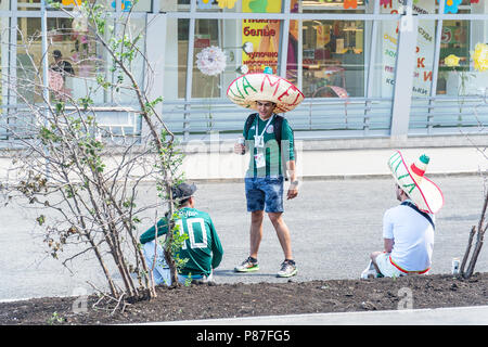 SAMARA, Russland - 21. JUNI 2018: die mexikanische Fußball-Fans auf den Straßen von Samara während der Fußball-Weltmeisterschaft 2018 Stockfoto