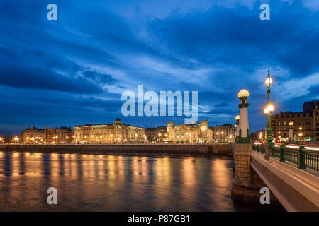 Night city Blick auf Altstadt und kursaal Brücke Schuß von Gros, über den Fluss Urumea. Stockfoto