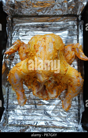 Marinierte ganzes Huhn fertig Braten in den Ofen. Stockfoto