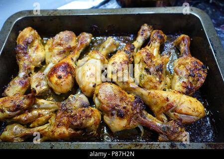 Ofen gebratenes Huhn drumstick in Backblech Stockfoto