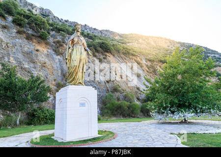 Große Statue der Hl. Maria auf dem Weg zum Haus der Hl. Jungfrau Maria in Selcuk, Türkei Stockfoto