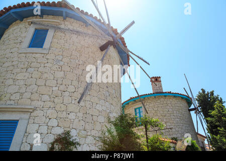 Die Windmühlen von Alacati mit Sun Flair in Cesme, Izmir, Türkei Stockfoto
