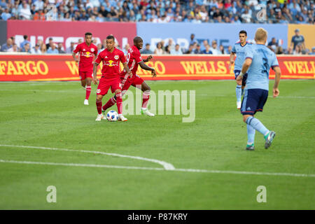 New York, Vereinigte Staaten. 08 Juli, 2018. Alejandro Romero Gamarra Kaku (10) der Red Bulls ball Kontrollen während der Mls regulären Spiel im Yankee Stadium gegen NYCFC NYCFC gewonnen 1 - 0 Credit: Lev Radin/Pacific Press/Alamy leben Nachrichten Stockfoto