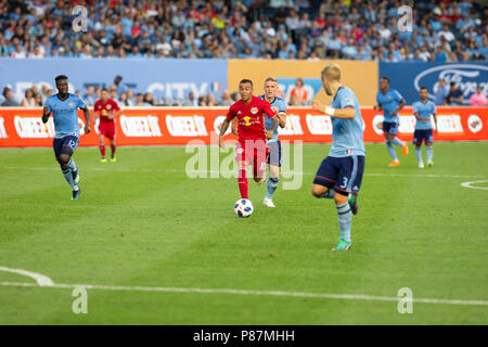 New York, Vereinigte Staaten. 08 Juli, 2018. Alejandro Romero Gamarra Kaku (10) der Red Bulls ball Kontrollen während der Mls regulären Spiel im Yankee Stadium gegen NYCFC NYCFC gewonnen 1 - 0 Credit: Lev Radin/Pacific Press/Alamy leben Nachrichten Stockfoto