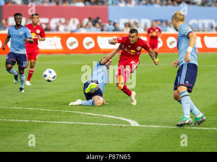 New York, Vereinigte Staaten. 08 Juli, 2018. Alejandro Romero Gamarra Kaku (10) der Red Bulls kicks Kugel während der Mls regulären Spiel im Yankee Stadium gegen NYCFC NYCFC gewonnen 1 - 0 Credit: Lev Radin/Pacific Press/Alamy leben Nachrichten Stockfoto