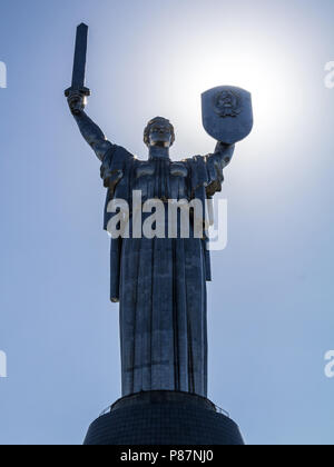 Mutter Heimat Denkmal, mit Blick auf die Sonne, die mit der UDSSR Wappen. Zu den Opfern des Zweiten Weltkrieges gewidmet, es ist ein Teil des Museum des Großen Vaterländischen Krieges Stockfoto