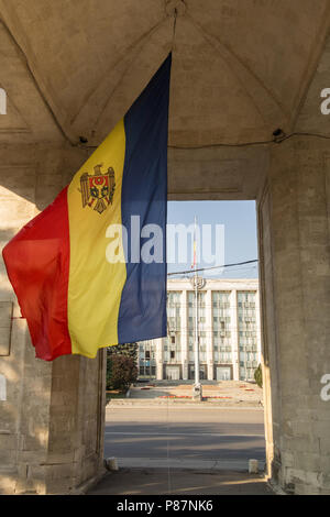 Flagge der Republik Moldau Verzicht unter dem Triumphbogen (Arcul de Triumf) in dowtown Chisinau (Chisinau), vor der Regierung. Der Arch ist o Stockfoto