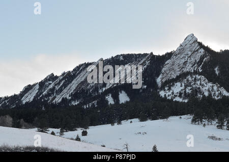 Boulder Flatirons an einem kalten Tag. Stockfoto