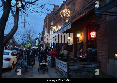 West End Taverne und Jax sind zwei Lieblingsrestaurants in Boulder, Colorado, Frau mit Baby im Kinderwagen Spaziergänge durch zwangloses Restaurant. Stockfoto