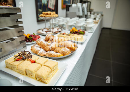 Napoleon Kuchen mit Erdbeeren und Schokolade dekoriert. Croissants auf ein Buffet. Dessert Tabelle Stockfoto