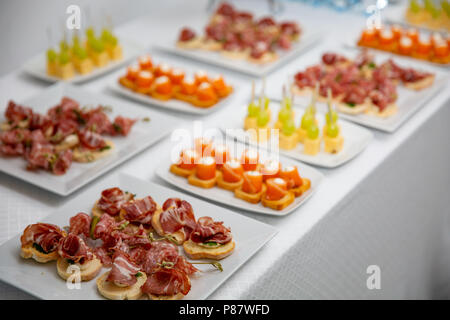 Eine Vielzahl von Häppchen und Snacks auf einen Tisch im Restaurant die Hochzeit oder anderen feierlichen Ereignis zu feiern. Stockfoto