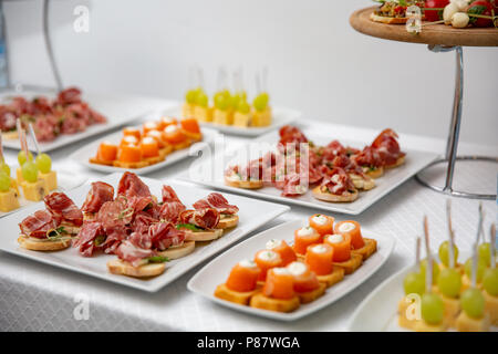 Eine Vielzahl von Häppchen und Snacks auf einen Tisch im Restaurant die Hochzeit oder anderen feierlichen Ereignis zu feiern. Stockfoto