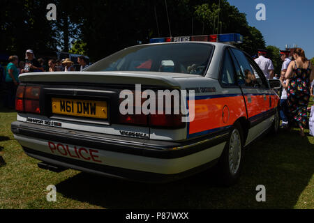 Klassische Polizei 3 Liter Opel Senator Auto auf Display für öffentliche in Bradford-on-Avon Park an der Streitkräfte feier Wochenende Stockfoto