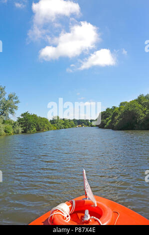 Blick entlang des Flusses Bure aus einem kleinen Boot auf den Norfolk Broads in Horning, Norfolk, England, Vereinigtes Königreich, Europa. Stockfoto