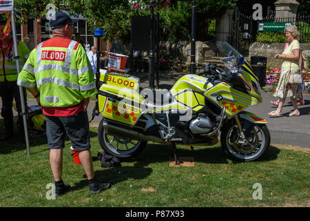 Blut Fahrrad und Freiwillige auf ihrem Stand in Bradford-on-Avon Park für die Streitkräfte feier Wochenende Stockfoto