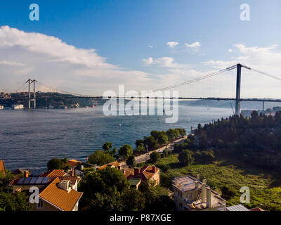 Antenne Drone Ansicht von Istanbul Bosporus-brücke. Stadtbild Stockfoto