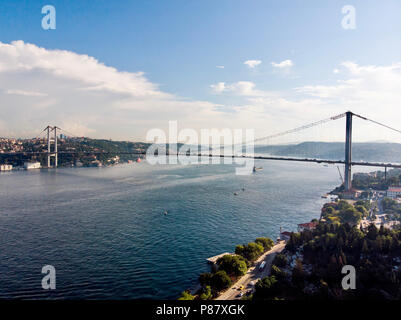 Antenne Drone Ansicht von Istanbul Bosporus-brücke. Stadtbild Stockfoto