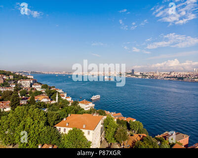 Antenne Drone Ansicht von Istanbul Bosporus mit Schiffen. Stadtbild Stockfoto