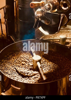 Frisch Geröstetem aromatischen Kaffee Bohnen in eine Kaffeerösterei. Ökologische Lebensmittel. Stockfoto