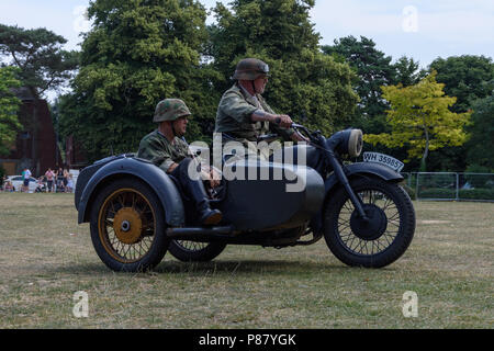 2 Schauspieler deutsche NS-Soldaten reiten in ein Motorrad und seitenwagen während des zweiten Weltkrieges skirmish Re-enactment in Trowbridge für Streitkräfte Tag Stockfoto