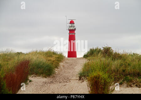 Pfad durch die Dünen, die in Richtung der roten Leuchtturm der niederländischen Insel Schiermonnikoog Stockfoto