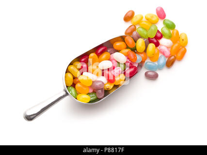 Sweet Jelly Beans in Schaufel auf weißem Hintergrund. Stockfoto