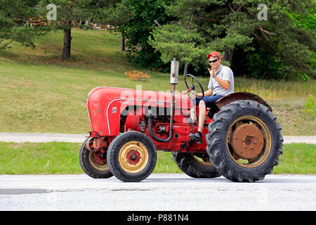 Junger Mann fährt classic Porsche-Diesel Super Traktor auf Kimito Traktorkavalkad, Traktor Kavalkade. Kimito, Finnland - 7. Juli 2018. Stockfoto