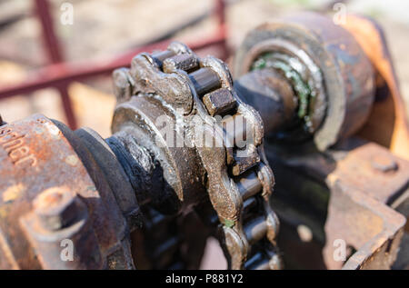 Rostige, alte geölte Kette auf eine Knarre. Noch Technologie aus dem XIX Jahrhundert. Stockfoto