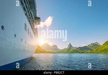 Seitenansicht des verankert Kreuzfahrtschiff bei Sonnenuntergang. Die Berge im Hintergrund. Stockfoto